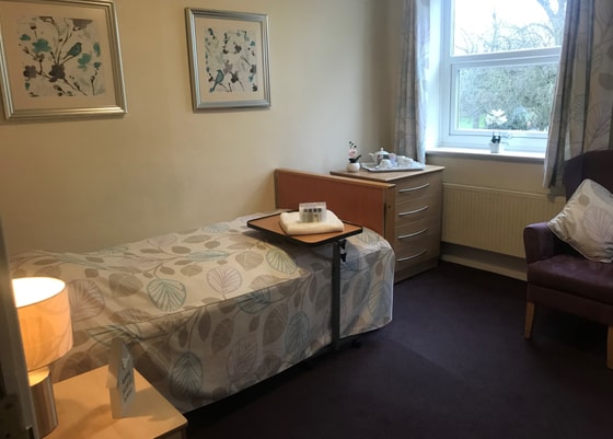 Single bed and accessible tray 