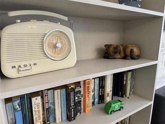 Highfield Care Home - bookshelf white radio