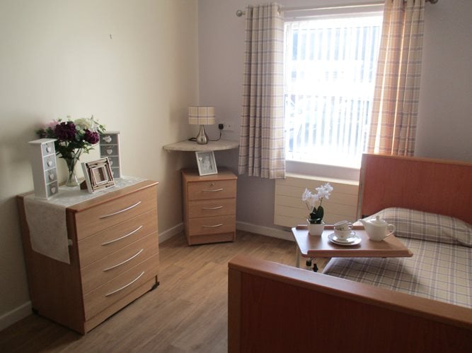 Plas Cwm Carw Care Home - Plas Cwm Carw bedroom with a single bed and a chest of drawers