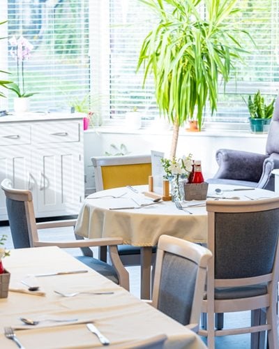 Woodlands View - Communal white clothed dining
